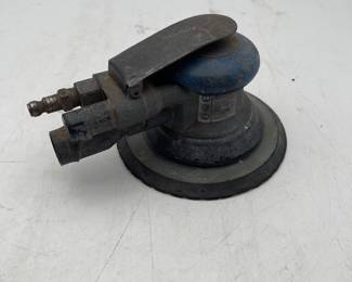 Lot 2848: Pneumatic Dual-Action Random Orbital Vacuum Palm Sander