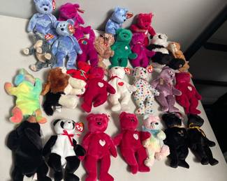 Lot 10163: Ty Beanie Babies & Plush 27-Piece Y2K-Era Lot