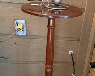 Round pedestal table