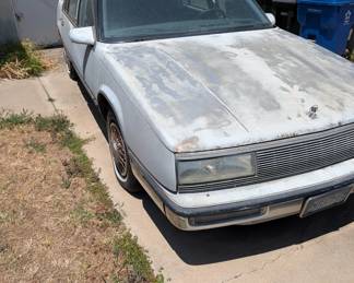 Buick 1989! classic but non running. interior is cool! Its a project car!