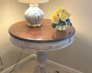 Round Accent Table Setting