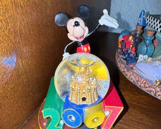 Walt Disney World 2007 Mickey Mouse Castle Snow Globe