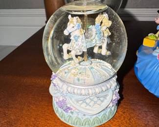 San Francisco Music Box Company Carousel Horse Snow Globe "Edelweiss Gardenia"