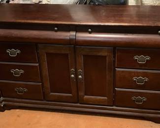 Stunning Vintage Mahogany Finish Sideboard / Buffet Dresser