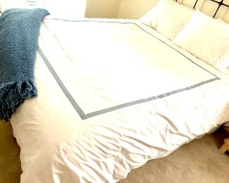 White queen comforter set/mattress