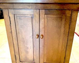 Wine storage cabinet