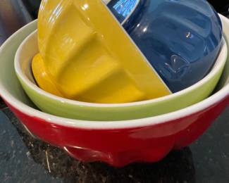 Nesting mixing bowls