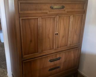 Gentleman's dresser Median by Unagusta