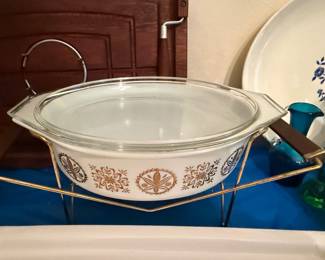 Pyrex HEX signs 2.5 quart casserole with lid and cradle