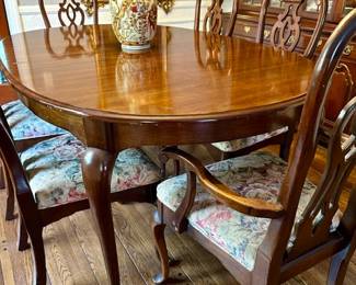 Thomasville Table has a leaf extension and a total of 8 chairs.