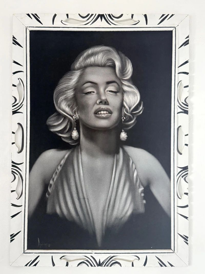 1 VintageMarilynMonroeVelvetPortraitinDecorativeWoodFrame