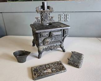 62 VintageMidCenturyReproductionMiniatureCastIronCookStove