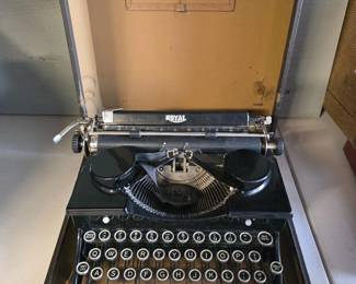 71 AntiqueRoyalModelPPortableTypewriter