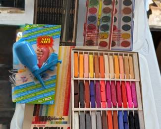 142 AssortedArtSuppliesPastels