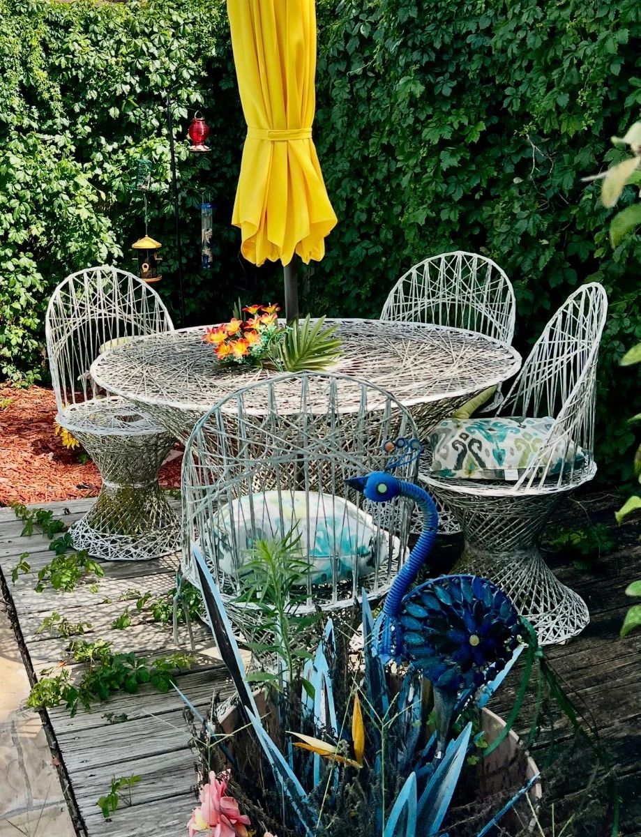 This mid-century modern Russell Woodard spun fiberglass dining set features a distinctive intricate weave design. The set includes a circular table and four matching chairs.