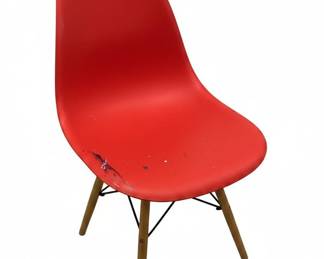Herman Miller Eames Molded Plastic Side Chair with Dowel Leg Base DSW