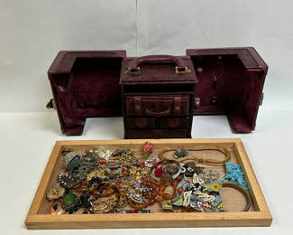 Lot 40: Costume Jewelry
