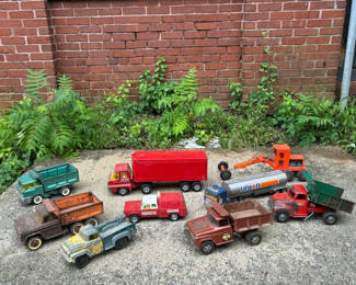 Lot 15: A Collection of Vintage Model Trucks