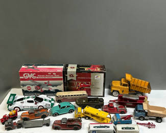 Lot 16: Collection Model Cars and Airplanes