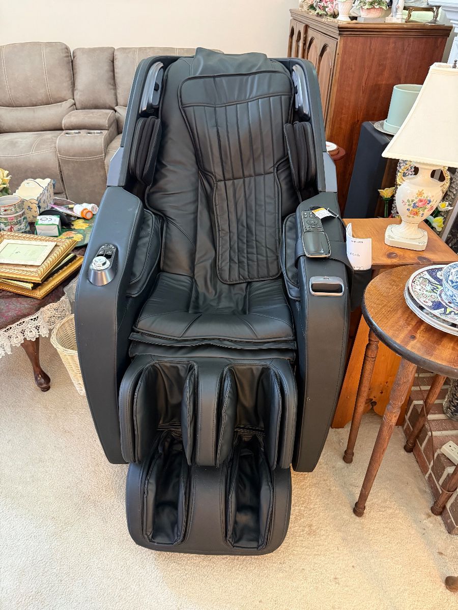 Insignia 3D Zero Gravity Full Body Massage Chair-$1350 retails for $3850