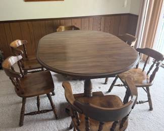 Dining room table and chairs (with leaf extenders)