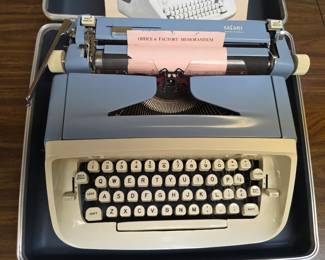 Royal Safari Manual Typewriter Circa 60's With Hard Shell Carry Case