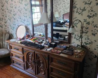 Beautiful Thomasville solid wood dresser with mirrors