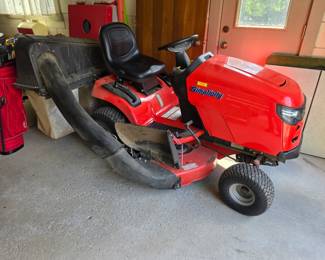 Simplicity Regent riding lawn tractor, perfect working condition!!equipped with a side-discharge mowing deck and a rear-mounted grass collection bagger system. [1, 2]  Model Identification: Simplicity Regent series lawn tractor with a V-twin engine and hydrostatic transmission.