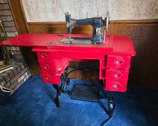 Antique White Trundle sewing machine in Table.