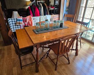 Gorgeous farmhouse table and 4 chairs.