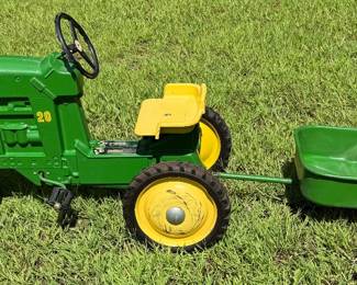 JOHN DEERE TOY PEDDLE TRACTOR AND TRAILER