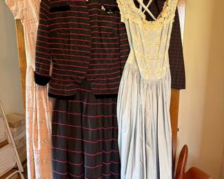 VINTAGE CLOTHING & DRESSES