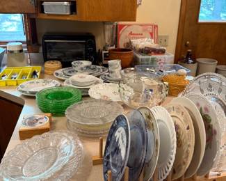 LOTS OF GLASSWARE & KITCHENWARE