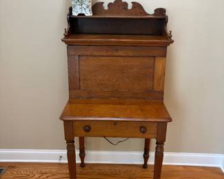 Plantation desk