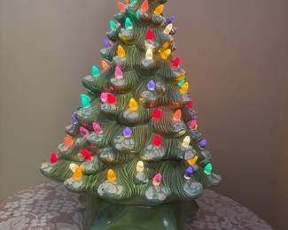 VTG ceramic Christmas tree Atlantic mold musical