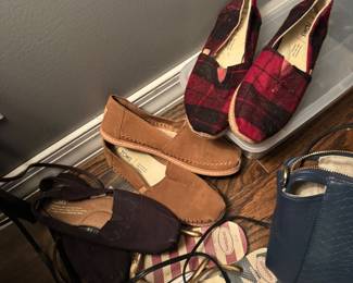 TOMS size 6 women's