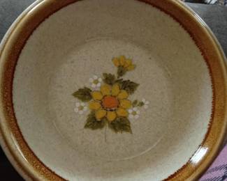 Mikasa Stone Manor “Melissa” Floral Serving Bowl  Vintage Mikasa Stone Manor stoneware serving bowl in the Melissa pattern, featuring a warm speckled beige glaze, brown rim, and yellow-and-white floral design. Pattern number F5811. Made in Japan and marked oven-to-table and dishwasher safe. Appears to be in good pre-owned condition with light wear from normal use. Please review photos carefully for exact condition.