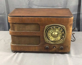 Lot 518: Grunow Teledial Model 588 Short Wave Radio