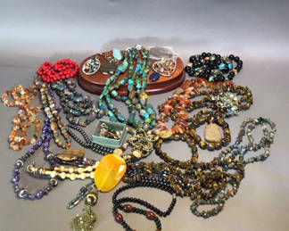 Lot 506: Vintage Tumbled Stone Bead Jewelry