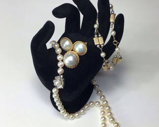 Lot 465: 14K Yellow Gold & Pearl Jewelry (14+ dwt)