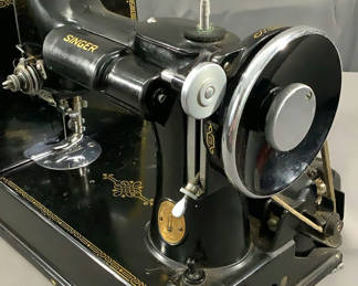 Lot 517: Singer Featherweight No. 221-1 Sewing Machine