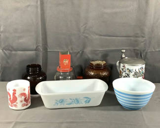 Lot 542: Vintage Kitchen - Pyrex & More