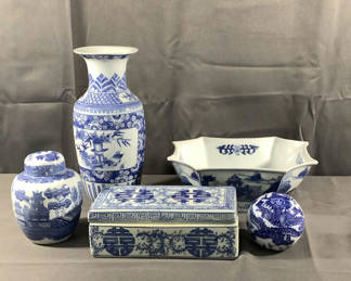 Lot 580: Asian Decorative Blue & White Ceramics