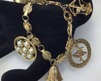 Lot 457: Vintage 14K Chunky Charm Bracelet (37+dwt)