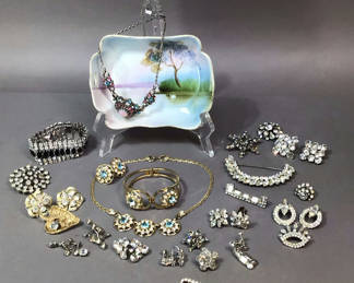 Lot 501: Jewelry - Vintage Bling