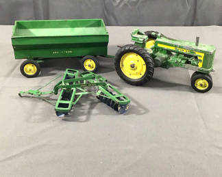 Lot 609: 1950s Eska / Ertl John Deere Tractor
