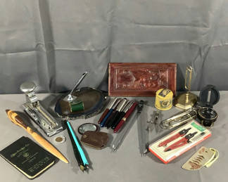 Lot 564: Vintage Desk
