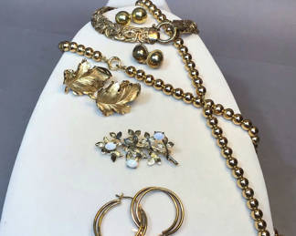 Lot 497: Sterling Jewelry / Gold Tone (23+ dwt)