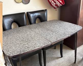 Vi rage Formica table