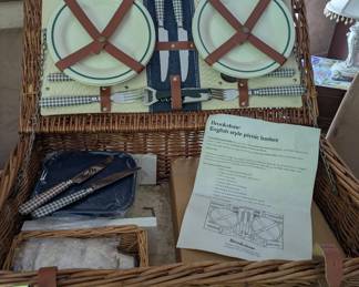Picnic basket ensemble